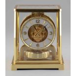 Atmos-Uhr Jaeger-LeCoultre/Schweiz. Messing. Poliert. 22,2 x 18 x 13,5 cm. Modell 172281. Werk und