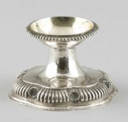 Seltene Saliere mit Muscheldekor Augsburg, um 1720/30. Silber. Punzen: Herst.-Marke, Stadtstempel,