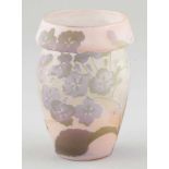 Kleine Vase Émile Gallé, Nancy 1906-1914. - Hortensienblüten und Blattwerk - Farbloses Glas, mit