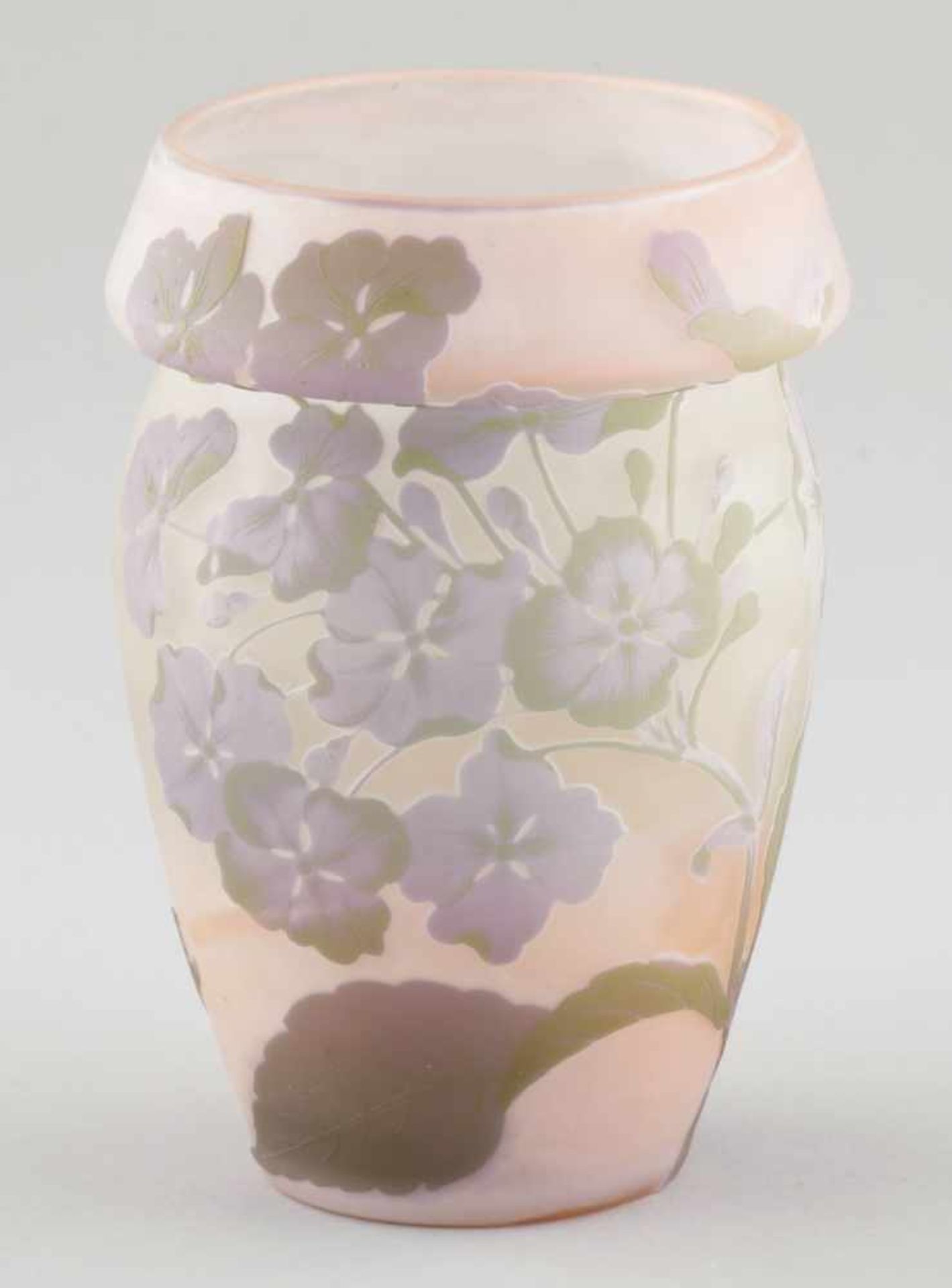 Kleine Vase Émile Gallé, Nancy 1906-1914. - Hortensienblüten und Blattwerk - Farbloses Glas, mit