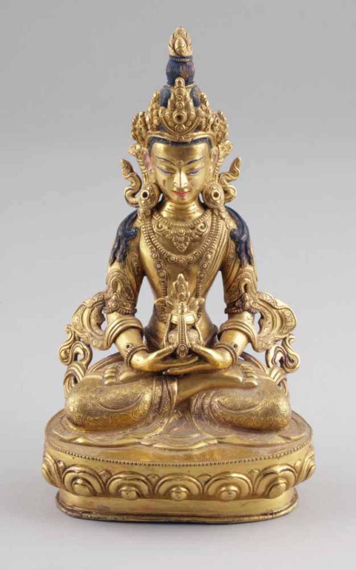 Bodhisattva Nepal, 19. Jh. Bronze, vergoldet und polychrom bemalt. H. 22 cm. Sitzende Darstellung