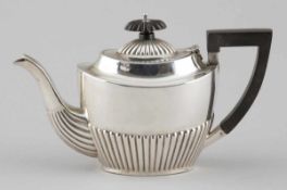 Kleine Teekanne im Queen-Anne-Stil / Tea Pot London/England, um 1900/01. 925er Silber. Punzen: