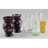 7 Teile 2 Vasen. Farbloses Glas, mit rotem Glas überfangen. Geschliffen. H. 16 cm. - 1 Kelchglas,