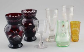 7 Teile 2 Vasen. Farbloses Glas, mit rotem Glas überfangen. Geschliffen. H. 16 cm. - 1 Kelchglas,