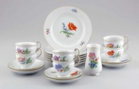 18tlg. Kaffeeservice und 1 Vase Staatliche Porzellan Manufaktur, Meissen 1957-1980. - Blume 2 -