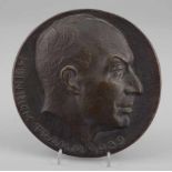 Konvolut Heinrich Tramm Bronzeplakette. "Heinrich Tramm 1932". Monogra. A.W. D. 20 cm. Buch. "