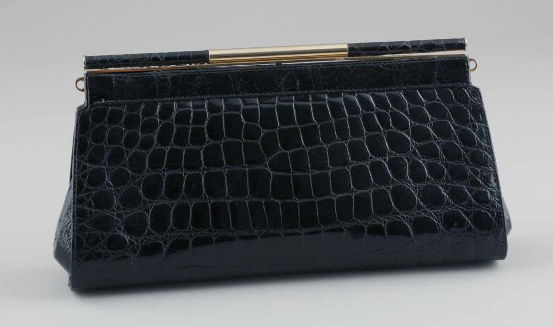 Clutch Schwarzes Krokoleder. 16 x 31 x 7 cm. Abnehmbare Tragekette.