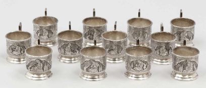 12 Teeglashalter Silber. Punzen: Herst.-Marke, Feingehaltsstempel. H. 6,2 cm. Gew.: 800 g.