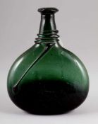 Plattflasche mit aufgeschmolzenem Faden18. Jh. Grünes, blasiges Glas. Dicker Boden. Abriss. H. 23,