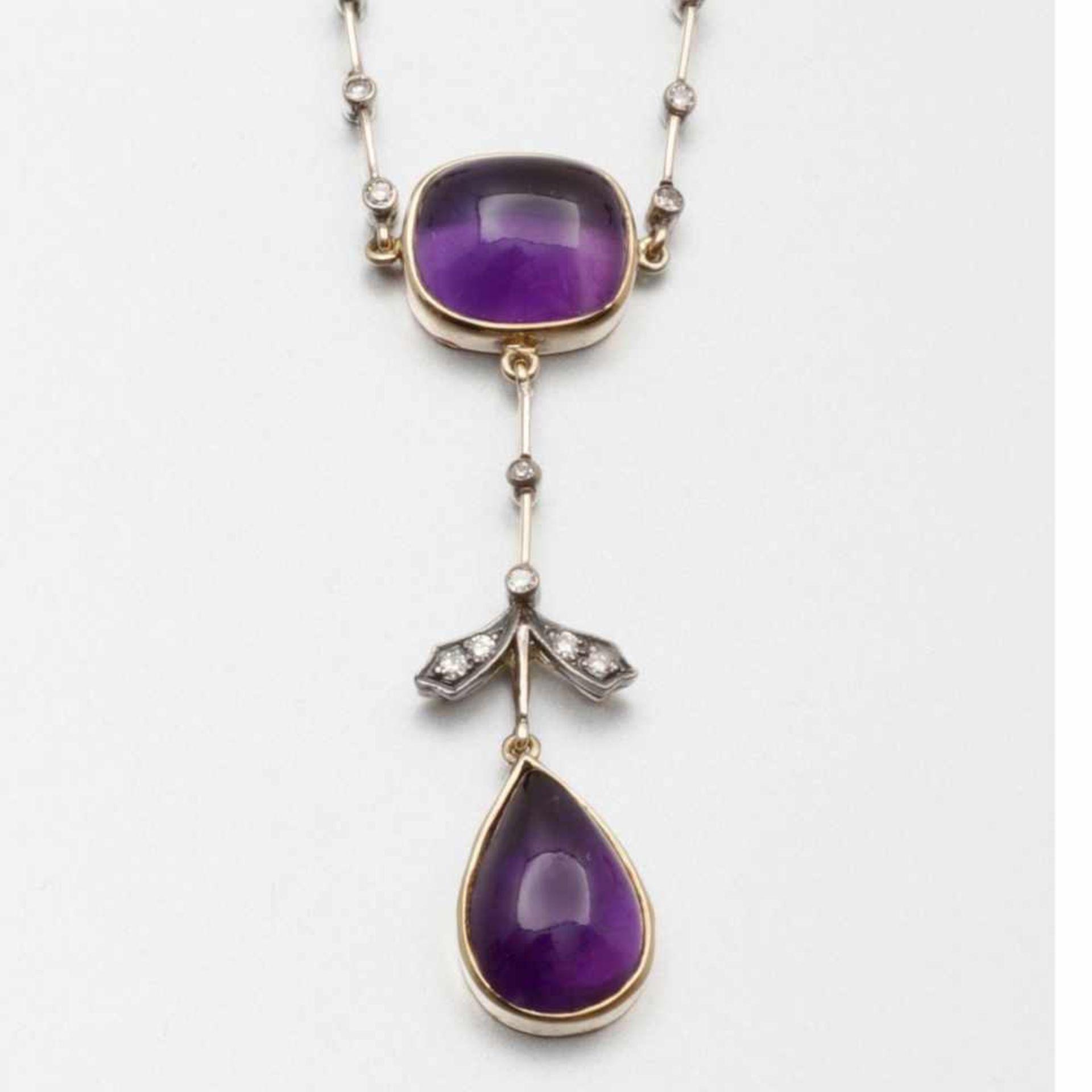 Amethyst-Collier des JugendstilsUm 1900. 750/- Gelbgold, gestempelt. Gewicht: 9,3g. 2 Amethyste im