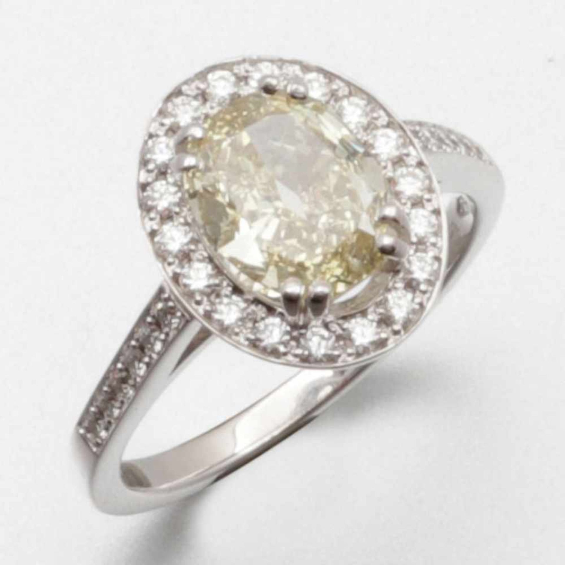Diamantring im Ovalschliff750/- Weißgold, gestempelt. Gewicht: 5,1g. 1 Diamant im Ovalschliff ca.