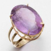 Amethyst-Ring im modernen Design750/- Gelbgold, ungestempelt, geprüft. Gewicht: 5,8g. 1 Amethyst