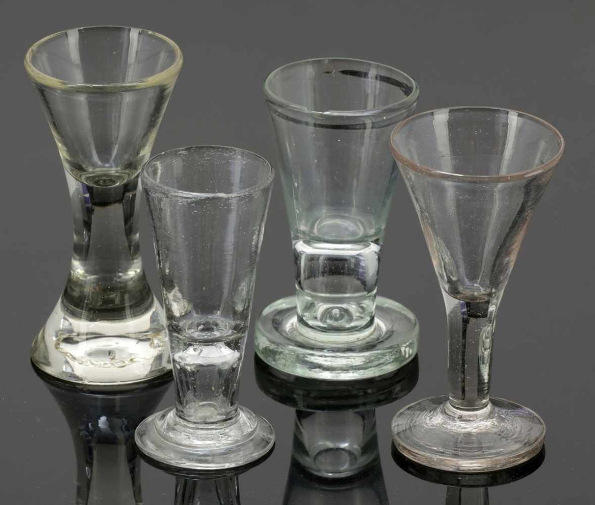 4 SchnapsgläserNorddeutsch, Ende 18. Jh. / 1. Hälfte 19. Jh. Farbloses Glas. 3 Gläser mit Abriss, - Image 3 of 3