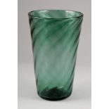 Konische Vase mit geschwungenen ZügenGrünes Glas. Abriss, z. T. ausgeschliffen. H. 28,5 cm, D. 18