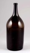 Zylinderflasche mit hochgestochener BodenFrankreich, 2. Hälfte 18. Jh. Braunes Glas, leicht