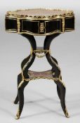 Boulle Beistelltisch mit JardiniereFrankreich um 1870. Ebonisiertes Holz. Messing. 82 x 55 x 40