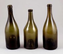 3 ZylinderflaschenHolland, 18. Jh. Grünes Glas, mit hochgestochenem Boden. Abriss. H. 28,5 cm, H.