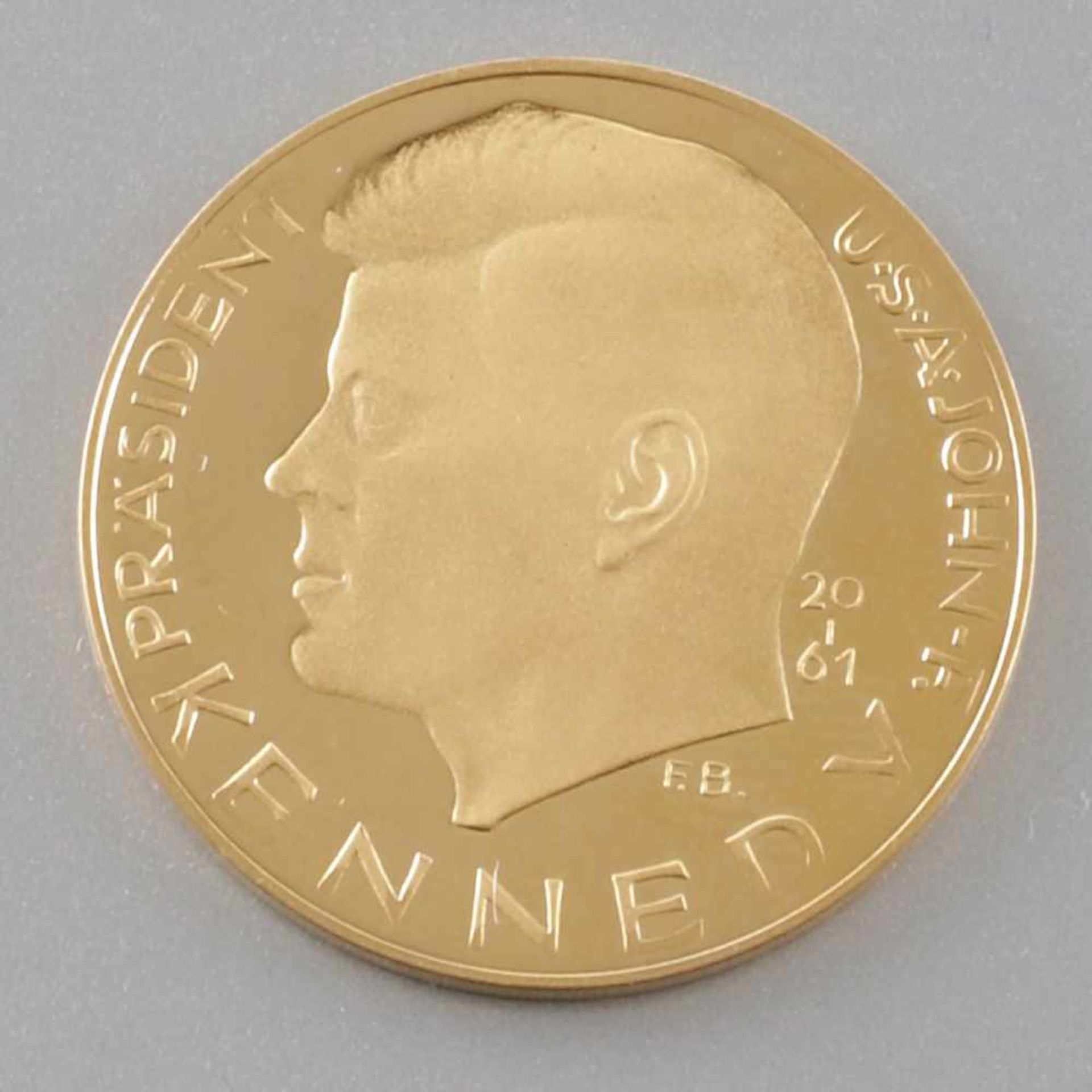 Gedenkmedaille- JFK - 900er GG. D. 26 mm. Gew. 10,5 g. VZ. Vs. Porträt John F. Kennedy. Rs.