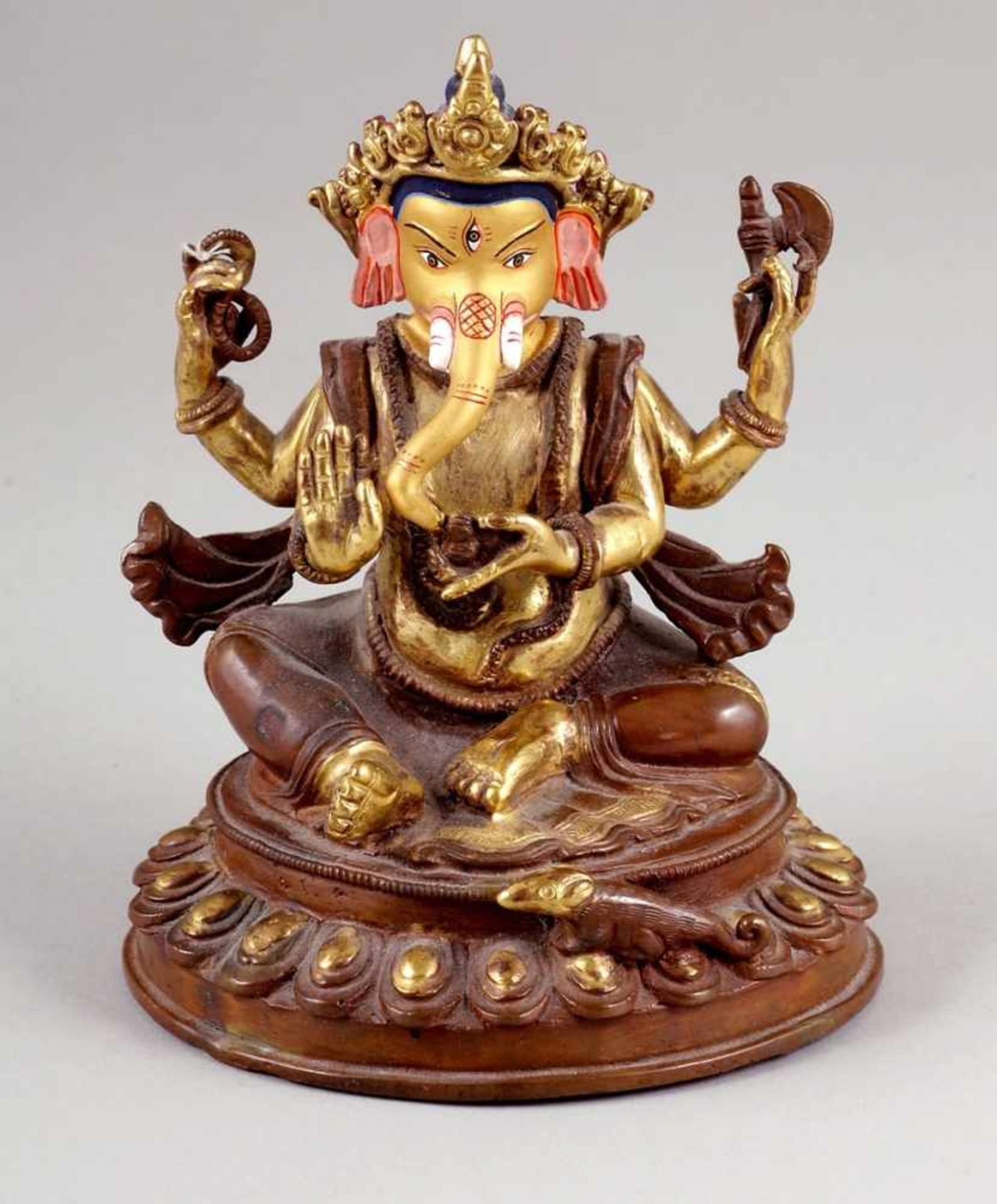 Ganesha FigurIndien. Bronze. Vergoldet und bemalt. H.15 cm. In seinen Händen hält er auf der einen