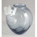 Vase Papillons - Schmetterlinge - Nummerierte EditionLalique, Wingen-sur-Moder. Vase: Blaues Glas (