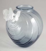 Vase Papillons - Schmetterlinge - Nummerierte EditionLalique, Wingen-sur-Moder. Vase: Blaues Glas (