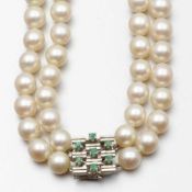 Zweireihiges Perlen-Collier mit Smaragdschließe585/- Weißgold, gestempelt. Gewicht: 72,8g. 107