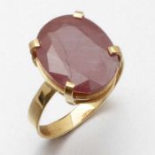 Rubin-Ring im schlichten Design750/- Gelbgold, gestempelt. Gewicht: 4,7g. 1 Rubin im Ovalschliff ca.