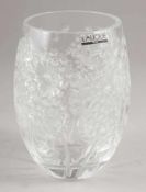Vase BucoliqueLalique, Wingen-sur-Moder. Farbloses Glas, formgepresst, z. T. mattiert. Unter dem