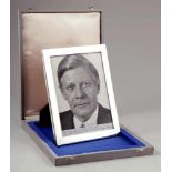 Foto vom Bundeskanzler Helmut Schmidt im RahmenLutz & Weiss/Pforzheim. 925er Silber. Punzen: