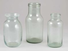 3 unterschiedliche Vorratsgläser19. Jh. Leicht grünliches Glas. Abriss. H. 19,5 cm, H. 24,5 cm -