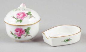 Aschenbecher und DeckeldoseStaatliche Porzellan Manufaktur, Meissen 1957-1972. - Rote Rose -