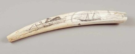 Scrimshaw-WalrosszahnUSA. 19. Jahrhundert. Elfenbein. Poliert, graviert & geschwärzt. L. 40 cm.