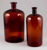 2 unterschiedliche ZylinderflascheFrankreich, 2. Hälfte 18. Jh. Braunes Glas, Formnaht. H. 32,5