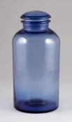 Vorratsglas mit StöpselUm 1900. Blaues Glas, leicht blasig. Stöpsel mit Abriss. H. 40 cm. - Zustand: