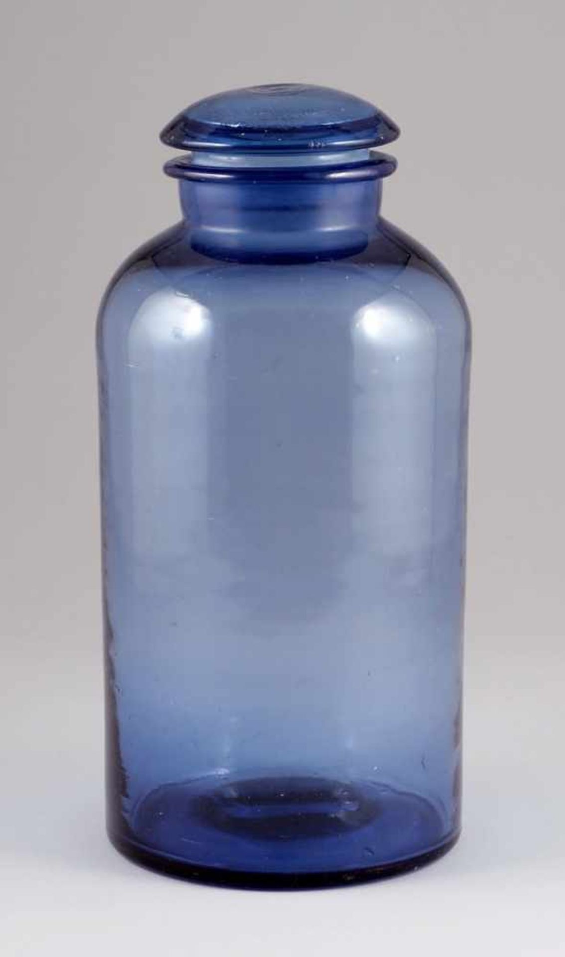 Vorratsglas mit StöpselUm 1900. Blaues Glas, leicht blasig. Stöpsel mit Abriss. H. 40 cm. - Zustand: