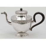 Empire-TeekanneDeutschland, um 1810. 750er Silber. Punzen: 12. H. 18 cm. Gew.: 496 g. Auf gewölbtem,