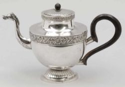 Empire-TeekanneDeutschland, um 1810. 750er Silber. Punzen: 12. H. 18 cm. Gew.: 496 g. Auf gewölbtem,