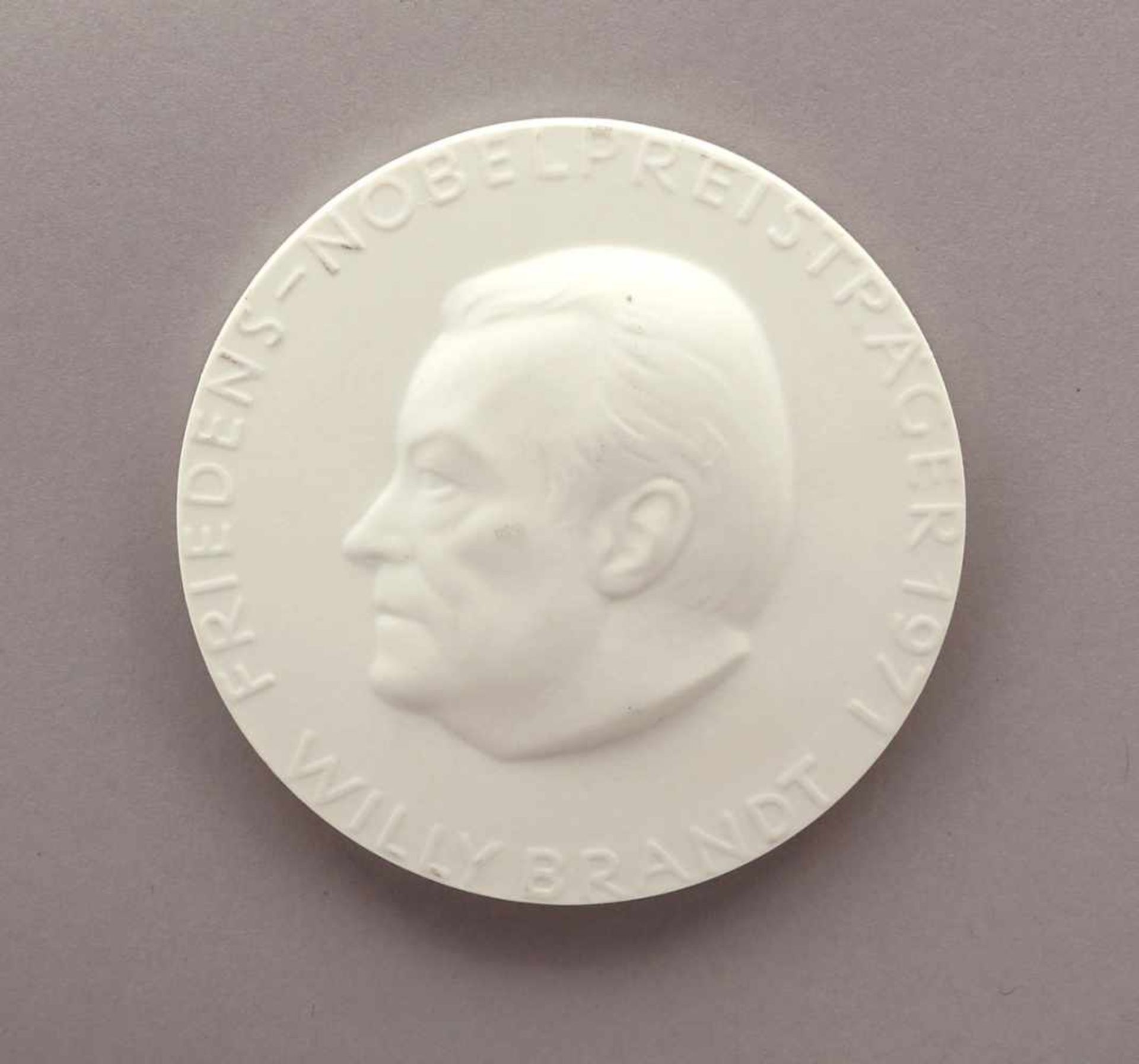 MedailleKönigliche Porzellan Manufaktur (KPM), Berlin 1971. - Friedens-Nobelpreisträger 1971 Willy