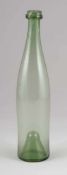 Zylinderflasche mit langem HalsMitte 19. Jh. Hellgrünes, blasiges Glas. Mit sehr hochgestochenem