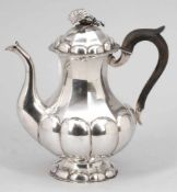 Biedermeier-Kaffeekanne / Coffee PotGottfried Koch/Bremen, um 1840/50. 750er Silber. Punzen:
