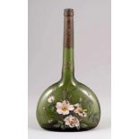 Bocksbeutel mit langem HalsUm 1850. - Rosenblüten mit Spinnennetz - Grünes Glas, mit Formnaht.