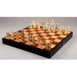 SchachspielChina. Elfenbeinfiguren. Komplett mit Kasten/Spielbrett. 45,5 x 45,5 cm. - Zustand: