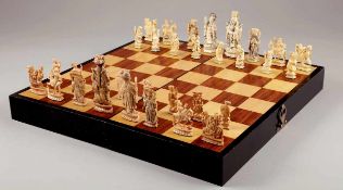 SchachspielChina. Elfenbeinfiguren. Komplett mit Kasten/Spielbrett. 45,5 x 45,5 cm. - Zustand: