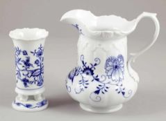 Vase und WasserkrugStaatliche Porzellan Manufaktur, Meissen 1972-1980. - Zwiebelmuster -