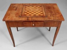 Biedermeier Schach- und SpieltischNorddeutschland, um 1820. Mahagoni. Obstholz. 75 x 87 x 50,5 cm.