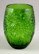 Vase BucoliqueLalique, Wingen-sur-Moder. Grünes Glas, formgepresst, z. T. mattiert. Unter dem