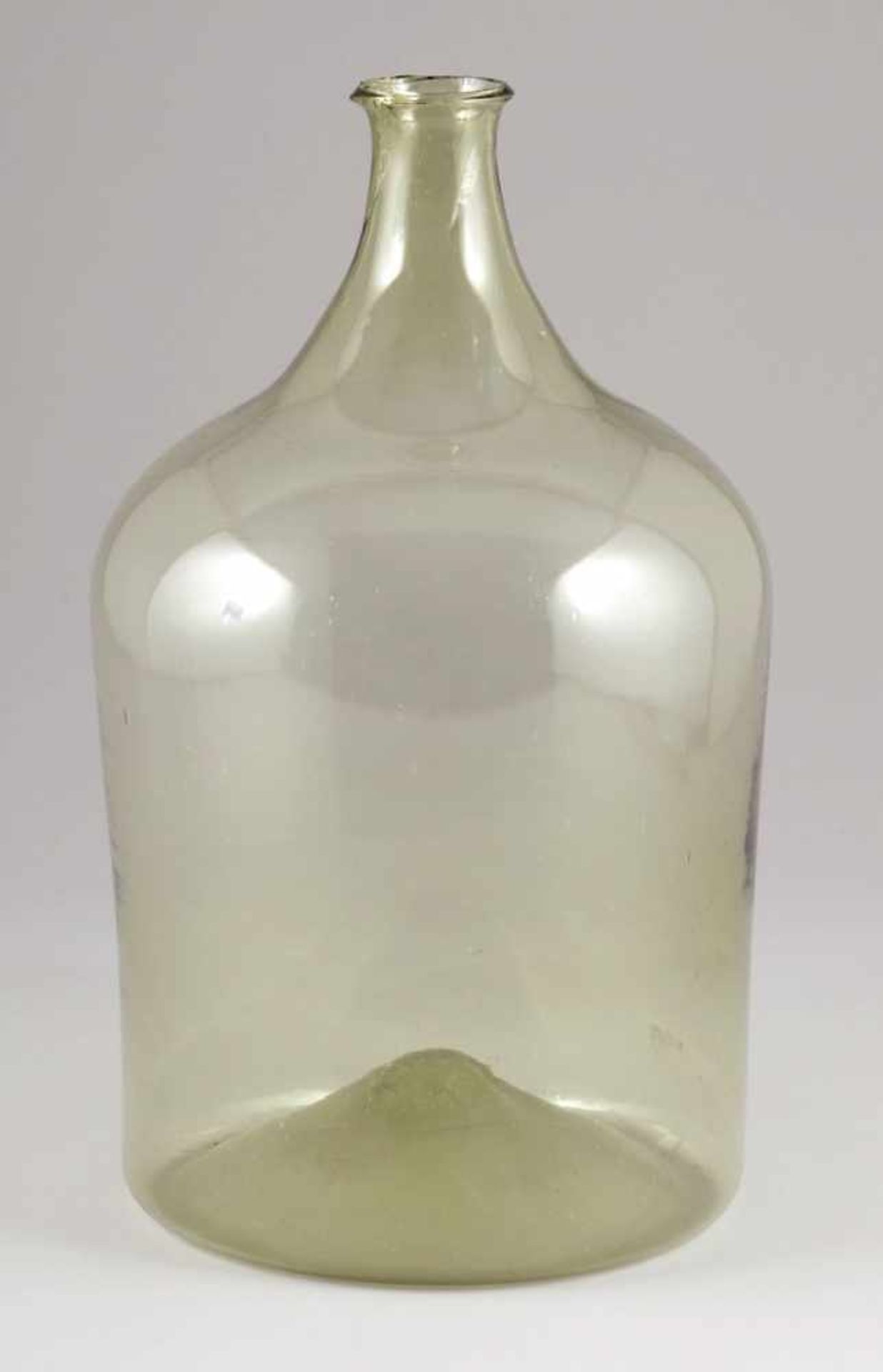 Große Zylinderflasche mit hochgestochenem BodenÖsterreich 18. Jh. Hellgrünes Glas, leicht blasig.