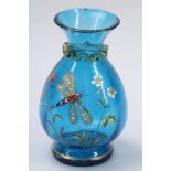 Vase mit Libelle zwischen BlumenEnde 19. Jh. Blaues, optisch geripptes Glas. Auf geschmolzenes,