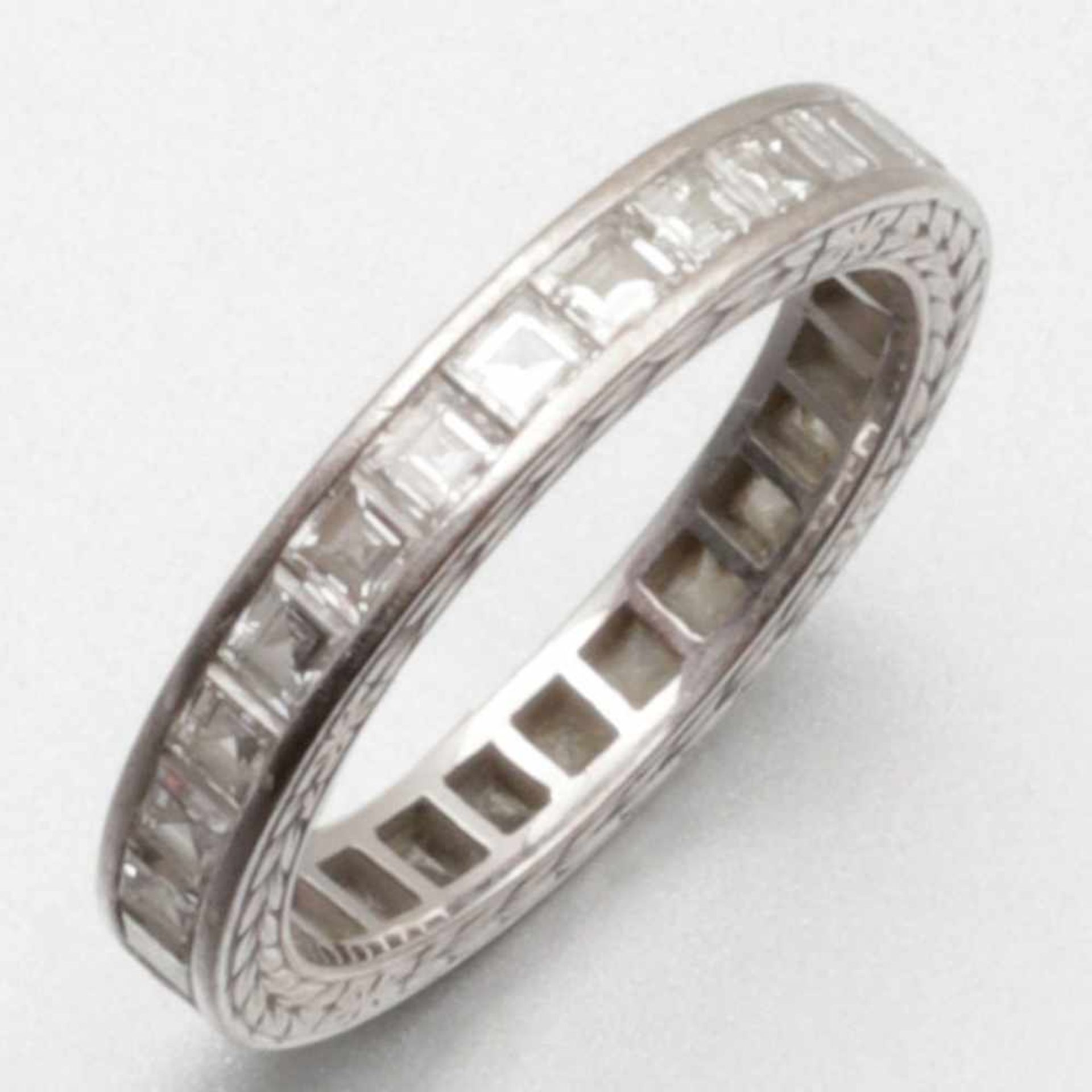 Klassischer Memory-Ring mit Diamanten750/- Weißgold, gestempelt. Gewicht: 3,7g. Ca. 28 Diamanten