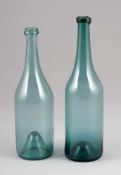 2 Zylinderflaschen mit langem HalsMitte 19. Jh. Grünlich-blaues, blasiges Glas. Mit sehr